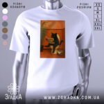 Футболка кіт вайб, біла футболка з принтом чорного кота, що сидить на унітазі, ракурс спереду, фон з градієнтом від світло-сірого до білого, деталі принта включають рослину та газету з написом 'НОВИНИ'.