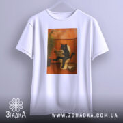 Футболка кіт вайб, біла футболка з принтом чорного кота на унітазі, ракурс спереду, фон світло-сірий, принт з рослиною та газетою 'НОВИНИ' добре видно.