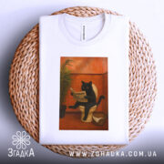 Футболка кіт вайб, біла футболка з принтом чорного кота на унітазі, ракурс зверху, фон плетений, принт чітко видимий, кот сидить з газетою 'НОВИНИ'.