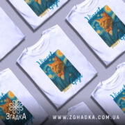 Футболка кіт Ван Гог білого кольору, зображена на манекені, фон світло-сірий, принт з котом у синьому костюмі та помаранчевому метелику, текст 'Vincent murrGogh' над принтом.