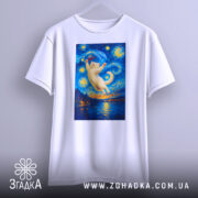 Футболка кіт з вином, біла, підвішена на вішалці, фон світло-сірий, принт з котом, що радісно стрибає, деталі принта яскраві.