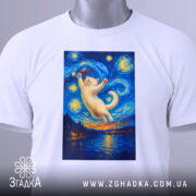 Футболка кіт з вином, біла, зображена зверху, фон світлий, принт з котом, що підстрибує з келихом, етикетка на рукаві.