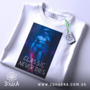 Футболка класика не вмирає, біла футболка, складена на поверхні, принт з зображенням статуї віртуальної реальності, яскраві кольори, етикетка з зеленим шнурком.