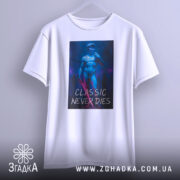 Футболка класика не вмирає, біла футболка, підвішена на вішалці, принт з зображенням статуї віртуальної реальності, акцент на деталях принта, фон світлий.
