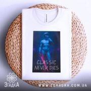 Футболка класика не вмирає, біла футболка, складена на плетеній основі, принт з зображенням статуї віртуальної реальності, яскраві кольори, фон світлий.