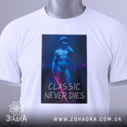 Футболка класика не вмирає, біла футболка, складена на поверхні, принт з зображенням статуї віртуальної реальності, яскраві кольори, етикетка з зеленим шнурком.