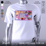 Футболка колаж GTA, біла, зображена з правого ракурсу, фон нейтральний, принт складається з кольорових фотографій дітей на жовтому та рожевому фоні, текст на принті яскравий і контрастний.