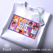 Футболка колаж GTA, біла, зображена зверху, фон світлий, принт з кольоровими фотографіями дітей на жовтому та рожевому фоні, з зеленим ярликом на комірці.