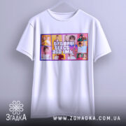 Футболка колаж GTA, біла, підвішена на гачку, фон світлий, принт з кольоровими фотографіями дітей на жовтому та рожевому фоні, текст на принті яскравий і контрастний.