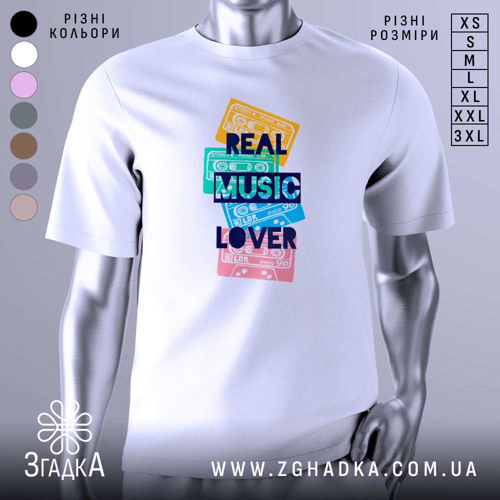 Futbolka Kolorovi Kasety U Vintazhnomu Dyzaini 1 Футболка кольорові касети, біла, зображена з фронтального ракурсу на манекені, фон нейтральний, принт складається з кольорових касет з написом 'REAL MUSIC LOVER' у темно-синьому кольорі.