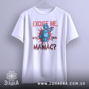 Футболка комічний маніяк, біла, підвішена на вішалці, фон світло-сірий, принт з персонажем у масці, що тримає трубку, текст червоним кольором.