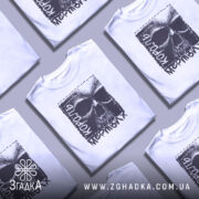 Футболка король мертвих, біла, зображена на манекені з правого боку, фон світло-сірий, принт з черепом та текстом 'король мертвих' у чорному кольорі.