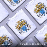 Футболка королева розеток білого кольору, зображена на манекені, фон світло-сірий, принт містить малюнки розетки, електричного шнура та блискавок, текст "КОРОЛЕВА РОЗЕТОК!" у жовтому та чорному кольорах.