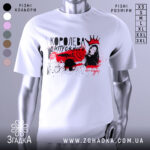 Футболка королева випускного, білого кольору, зображена з правого ракурсу на манекені, фон світло-сірий, принт містить червоний фон з чорними елементами та зображенням дівчини.