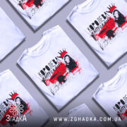 Футболка королева випускного, білого кольору, зображена з правого ракурсу на манекені, фон світло-сірий, принт містить червоний фон з чорними елементами та зображенням дівчини.