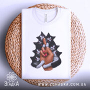 Футболка котяча любов, біла, складена на кошику, фон світлий, принт зображає руку з манікюром, що тримає кілька чорних котів, коти з виразами радості.