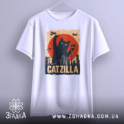 Футболка котяча монстр білого кольору, зображена з фронтального ракурсу на вішалці, фон світло-сірий, принт з чорним котом, що піднімає лапу на фоні червоного сонця та силуетів міста.
