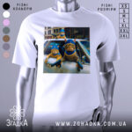 Футболка коти банда, біла футболка з принтом, ракурс спереду, фон нейтральний, на принті зображені три коти в блакитних капелюшках з пістолетами.