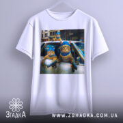 Футболка коти банда, біла футболка з принтом, ракурс спереду, фон нейтральний, на принті три коти в блакитних капелюшках, два з них тримають пістолети.