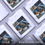 Футболка коти банда, біла футболка з принтом, ракурс спереду, фон нейтральний, на принті зображені три коти в блакитних капелюшках з пістолетами.