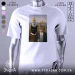 Футболка коти Київ, біла, зображена на манекені, фон сірий, принт з двома котами на фоні київських церков.