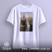 Футболка коти Київ, біла, підвішена на вішалці, фон сірий, принт з двома котами на фоні київських церков.