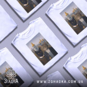 Футболка коти Київ, біла, зображена на манекені, фон сірий, принт з двома котами на фоні київських церков.