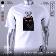 Футболка котик фак офф, біла футболка на манекені, з принтом чорного кота, який показує середній палець, фон світло-сірий, принт яскравий з червоними деталями.