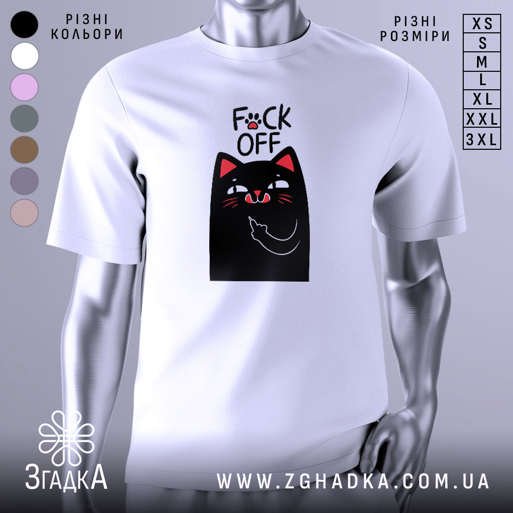 Futbolka Kotyk Fak Off Styl Dlia Smilyvykh 1 Футболка котик фак офф, біла футболка на манекені, з принтом чорного кота, який показує середній палець, фон світло-сірий, принт яскравий з червоними деталями.