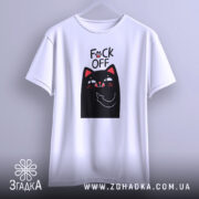 Футболка котик фак офф, біла футболка на вішалці, з принтом чорного кота, який показує середній палець, фон світло-сірий, принт яскравий з червоними деталями.