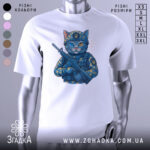 Футболка котик герой, біла футболка з принтом кота в військовій формі, з автоматом у руках, фон світлий, деталі принта яскраві, котик має різнокольорові очі та військову кепку.