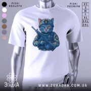 Футболка котик герой, біла футболка з принтом кота в військовій формі, з автоматом у руках, фон світлий, деталі принта яскраві, котик має різнокольорові очі та військову кепку.