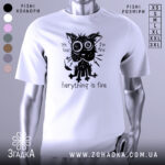 Футболка котик гумор, біла футболка на манекені, ракурс спереду, фон світло-сірий, принт з котиком з великими очима, текст "Everything is fine".