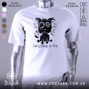 Футболка котик гумор, біла футболка на манекені, ракурс спереду, фон світло-сірий, принт з котиком з великими очима, текст "Everything is fine".