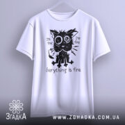 Футболка котик гумор, біла футболка на вішалці, ракурс спереду, фон світло-сірий, принт з котиком з великими очима, текст "Everything is fine".