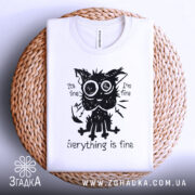 Футболка котик гумор, біла футболка на плетеній основі, ракурс зверху, фон білий, принт з котиком з великими очима, текст "Everything is fine".