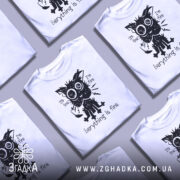 Футболка котик гумор, біла футболка на манекені, ракурс спереду, фон світло-сірий, принт з котиком з великими очима, текст "Everything is fine".