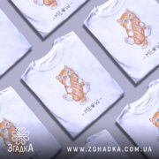 Футболка котик з батоном, біла, зображена з фронтального ракурсу, фон світлий, принт з котиком, що тримає батон, з написом 'MEOW' під ним.