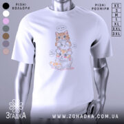 Футболка котики кумедні, біла, зображена на манекені, фон світло-сірий, принт з двома котиками, один оранжевий, інший білий з оранжевими плямами, з написами 'No Speak', 'No Hear', 'No See'.