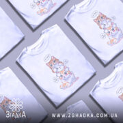 Футболка котики кумедні, біла, зображена на манекені, фон світло-сірий, принт з двома котиками, один оранжевий, інший білий з оранжевими плямами, з написами 'No Speak', 'No Hear', 'No See'.