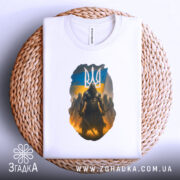 Футболка козак з тризубом, біла, зображена на круглому кошику, фон світло-сірий, принт з козаком на фоні українського прапора.