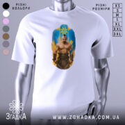 Футболка козацький дух, біла, зображена на манекені, фон світло-сірий, принт з зображенням чоловіка з мускулатурою на фоні жовто-блакитного щита.