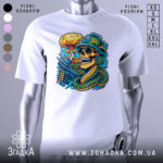 Футболка креатив бойовий, біла, зображена на манекені, фон світло-сірий, принт з черепом у військовій касці, з окулярами, з автоматом і змією, на фоні ядерного вибуху.