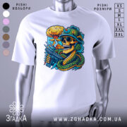 Футболка креатив бойовий, біла, зображена на манекені, фон світло-сірий, принт з черепом у військовій касці, з окулярами, з автоматом і змією, на фоні ядерного вибуху.