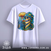 Футболка креатив бойовий, біла, зображена на вішалці, фон світло-сірий, принт з черепом у військовій касці, з окулярами, з автоматом і змією, на фоні ядерного вибуху.