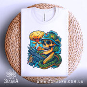 Футболка креатив бойовий, біла, зображена на плетеній кошику, фон світло-сірий, принт з черепом у військовій касці, з окулярами, з автоматом і змією, на фоні ядерного вибуху.