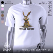 Футболка кролик карикатура, біла, зображена з фронтального ракурсу, на нейтральному фоні, принт з кроликом з великими очима та текстом 'WHAT NOW?' під ним.