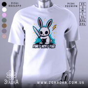 Футболка кролик з ножем, біла, зображена на манекені, фон нейтральний, принт з кроликом, що тримає ніж, оточений кольоровими сплесками та написом 'FINE//NOT//FINE'.