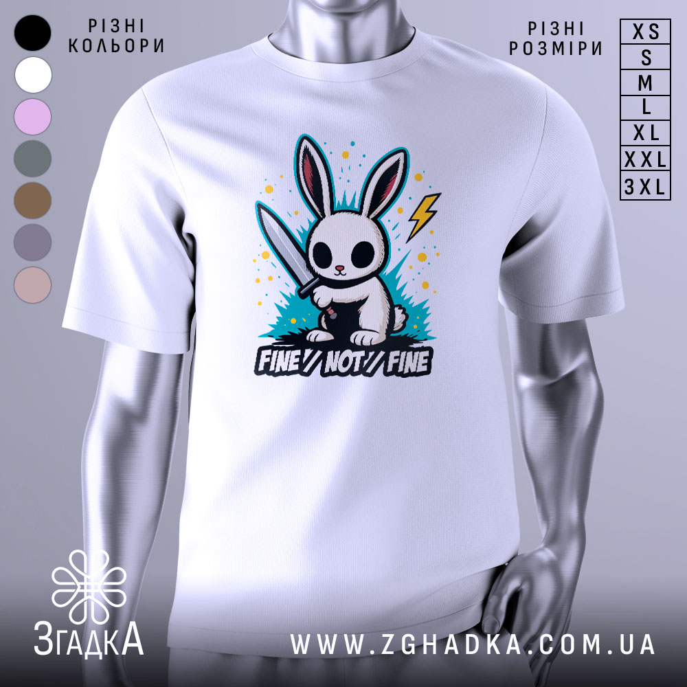 Futbolka Krolyk Z Nozhem Stylnyi Dykyi Vaib 1 Футболка кролик з ножем, біла, зображена на манекені, фон нейтральний, принт з кроликом, що тримає ніж, оточений кольоровими сплесками та написом 'FINE//NOT//FINE'.