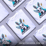 Футболка кролик з ножем, біла, зображена на манекені, фон нейтральний, принт з кроликом, що тримає ніж, оточений кольоровими сплесками та написом 'FINE//NOT//FINE'.